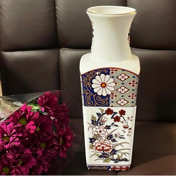 Arita and Imari are the heartland of porcelain in Japan  ✨ Beautiful Imari Ware Japanese Ceramic Vase
